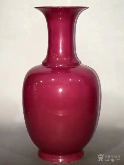 清乾隆款胭脂红赏瓶一对