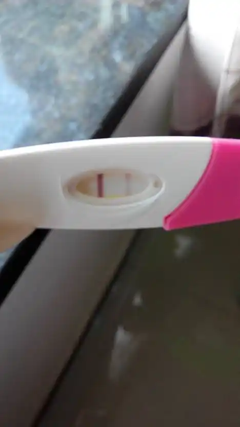 停经40多天了用了两次验孕棒都是一深一浅如果怀孕胎儿会不会有问题呀