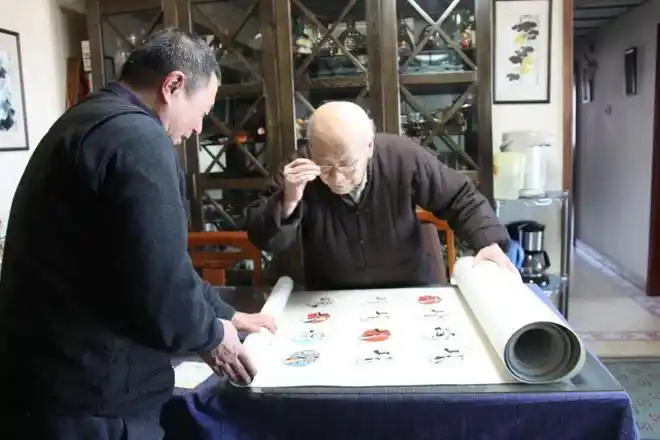 刘曾复先生看盛华的长卷(作者供图)