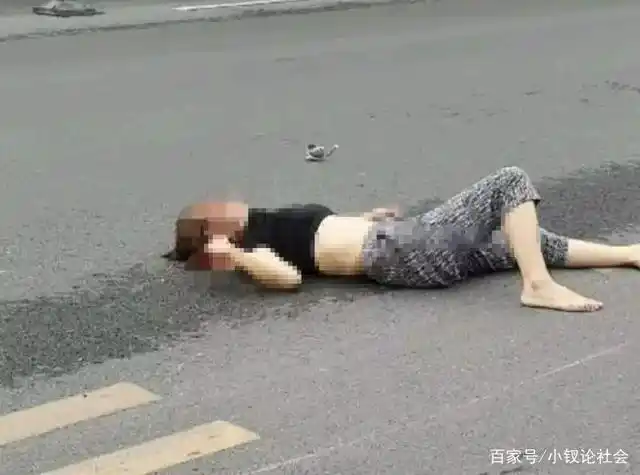 突发!焦作一年轻女子骑电动车被撞飞,当场盖上白布