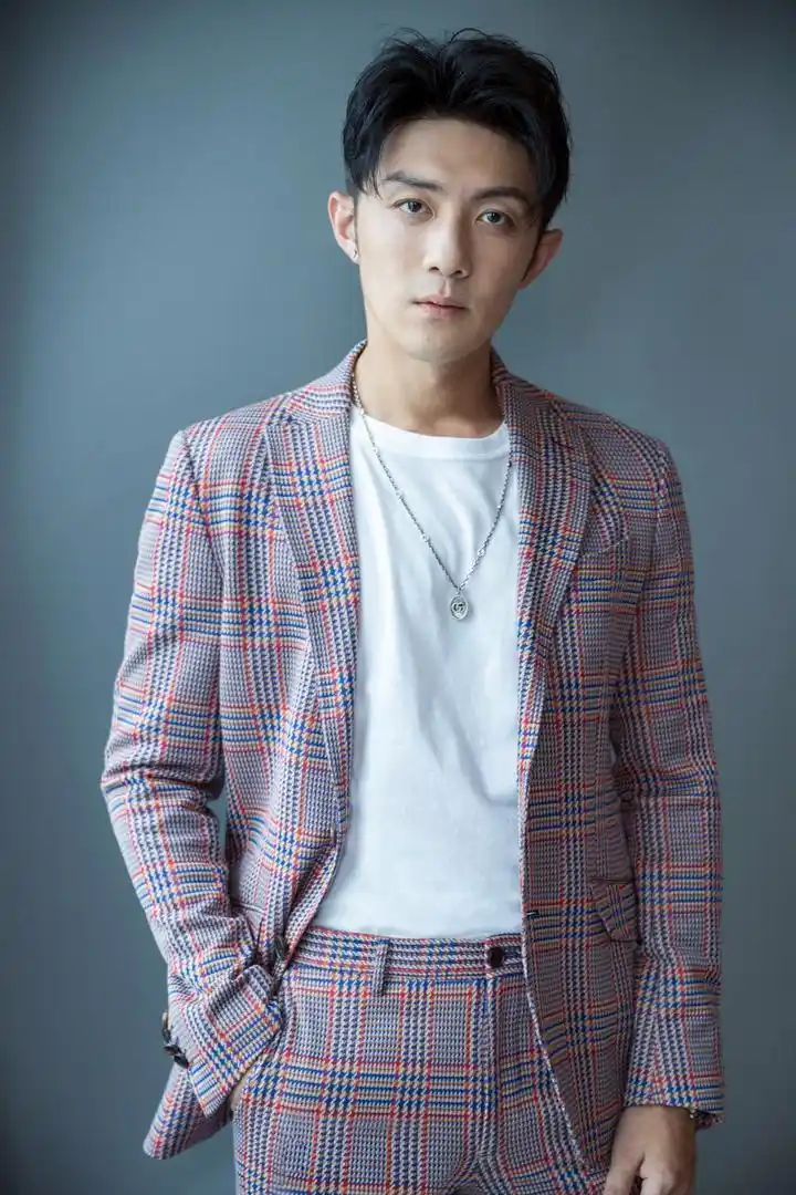 入行14年没想到凭许幻山火遍全网演员李泽锋痛并快乐着