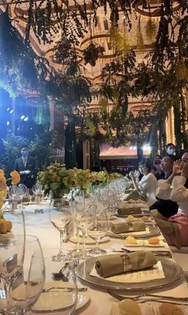 陈凯歌长子和赌王幼女现身奢华聚会,满屋子富二代,姚安娜也在!