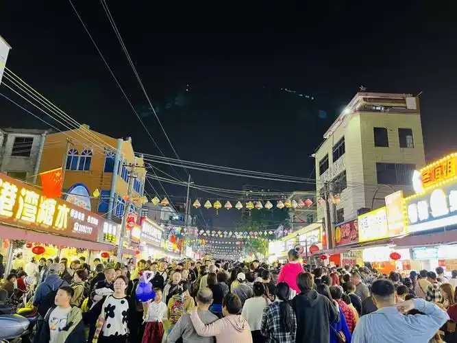 北海侨港风情街吸引众多游客打卡.记者 彭庆 摄