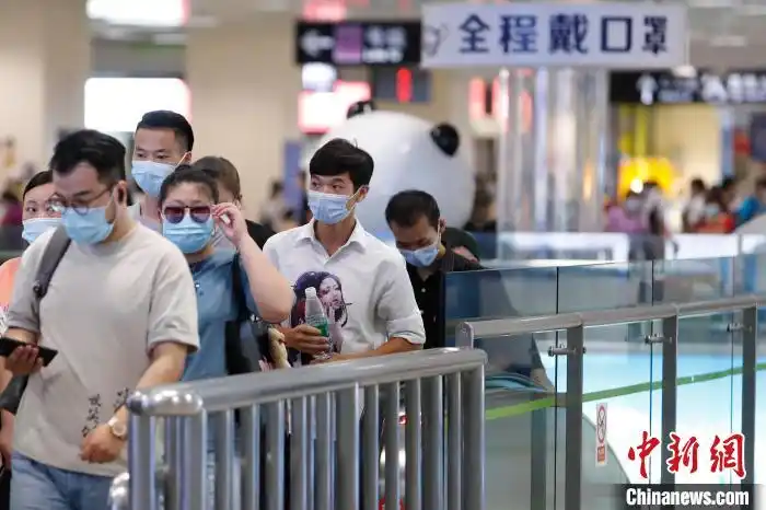 上海地铁进站必测温全程必戴口罩