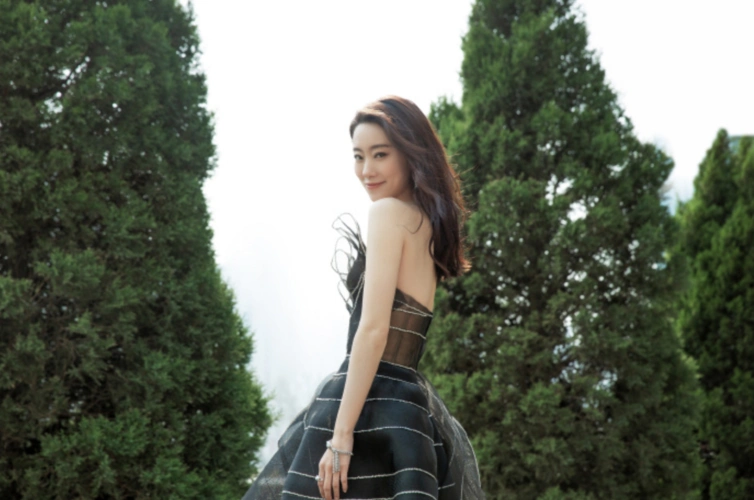 斐妈张小斐穿高定明星中的黑天鹅惊艳亮相费加罗风尚盛典