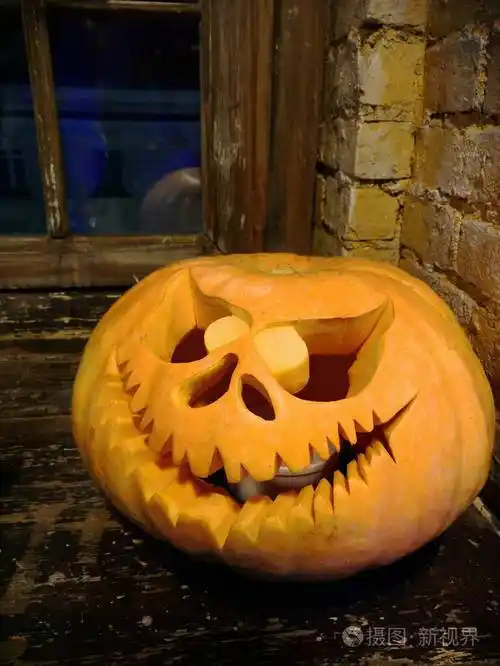 万圣节装饰和节日概念特写妇女与雕刻南瓜或南瓜灯在家