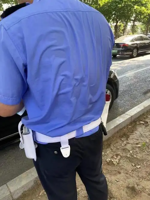 烈日炎炎商丘交警接受高温烤验