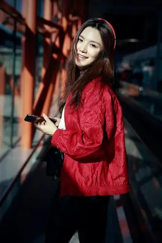 赵茜御姐风范现机场,黑裤黑鞋秀美腿