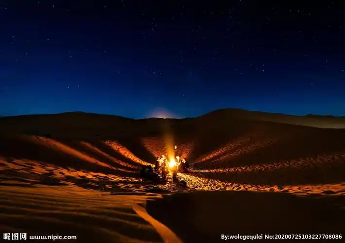 星空沙漠篝火图片