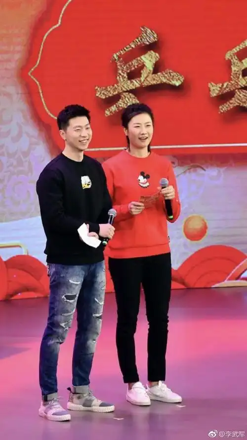 国乒春晚丁宁领衔热舞马龙变身奖杯搬运工