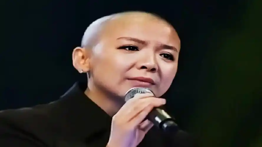 《被遗忘的时光》,光头美女王韵壹,歌唱相当自信