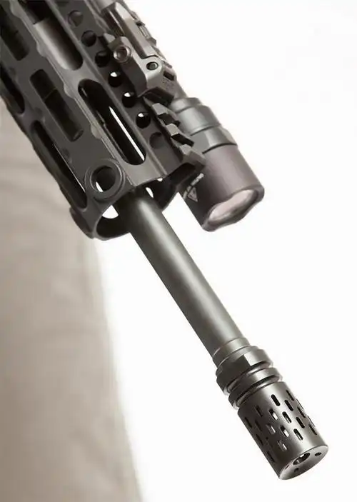 新型消焰器采用的是四周密布长形孔设计;战术灯通过折叠式接口加装