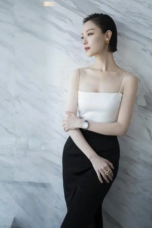 但没想到这种超细的吊带会这么有效果,它不仅突出了倪妮姣好的身材