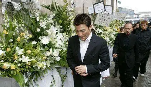 梅艳芳葬礼上刘德华扶灵,众星皆痛,唯独他面露微笑,令世人寒心