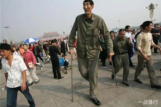 世界上最高的十大男性人物 土耳其的苏丹身高2米5以上