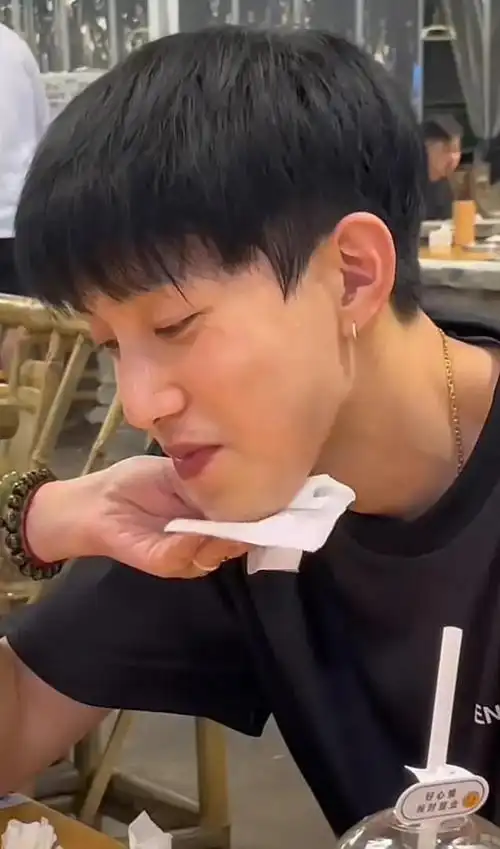 或许会觉得奇怪,但实际上,他就是《快乐男声》上的范世琦