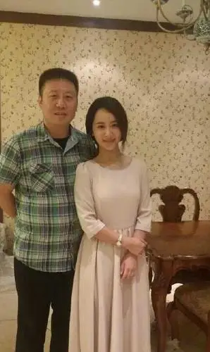 欢乐颂2莹莹爸爸的扮演者是杨紫的亲爸爸吗