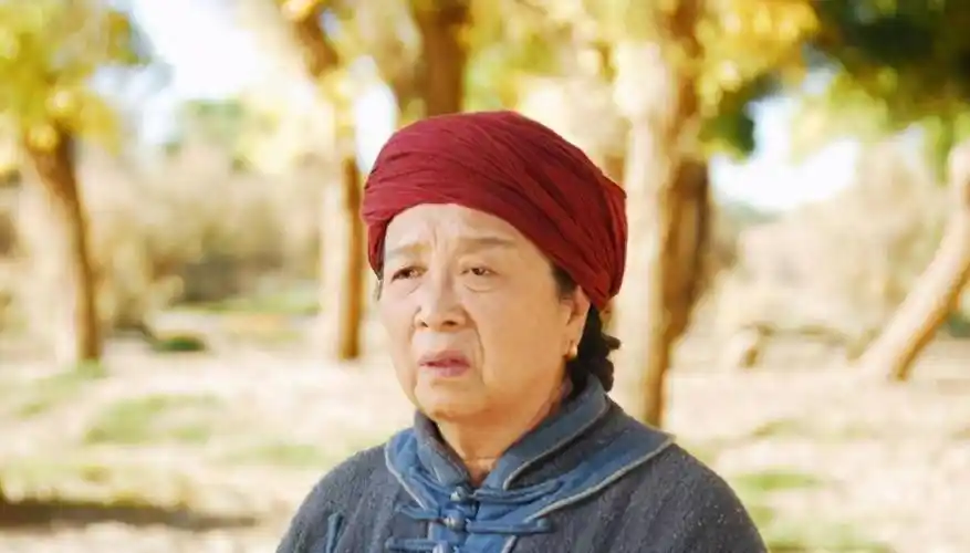 84岁容嬷嬷李明启现身精神好曾因角色让儿子差点丢了老婆