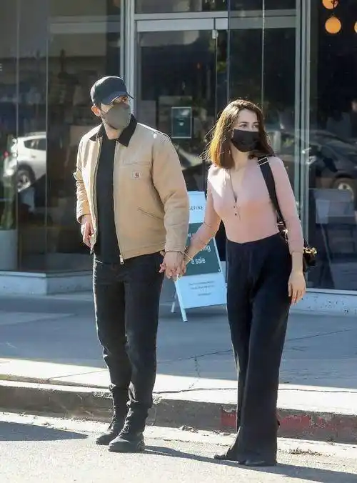 33岁邦女郎安娜急于秀新男友,拉下对方口罩索吻,挑衅前任大本?