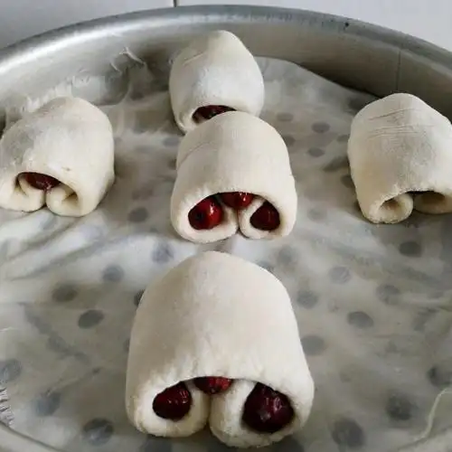 第12步,锅中倒水,放入枣卷子,大火蒸20分钟.