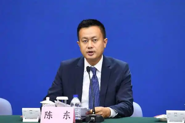 市国资委总经济师陈东出席发布会,同市人力资源社会保障局,市教委,市