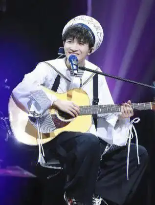 这几张感jio都好可爱,抱枕到底用哪一张啊啊啊啊#周深