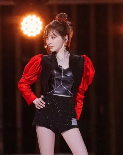 女歌手安静红唇个人资料