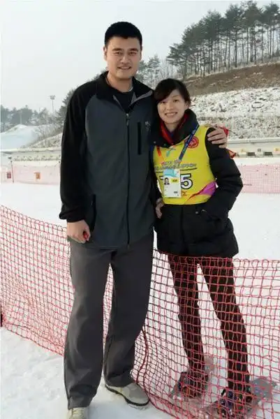 姚明与妻子叶莉合影事实上姚明的真实身高,不仅体现在与诺维茨基和