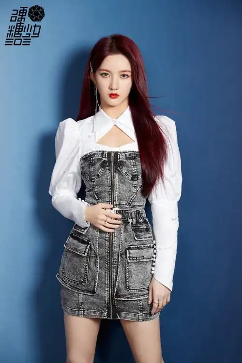 简介:硬糖少女303牛仔套装酷飒写真图片,分享一组硬糖少女303图片给