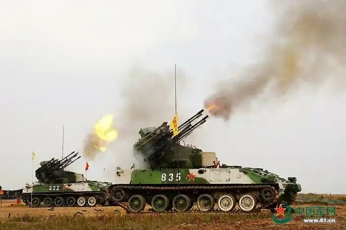 中国评论新闻:解放军自行高炮火力全开 弹壳倾泻如雨