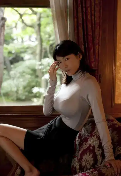 大胆私密日本人体艺术图豪车里炫奶的巨乳美女波霸苏夏大胆黑色紧身