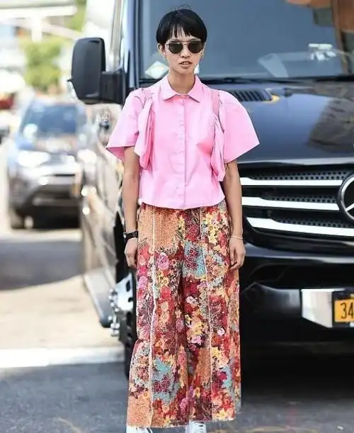 阔腿大花的裤子能配的上衣还不少呢.