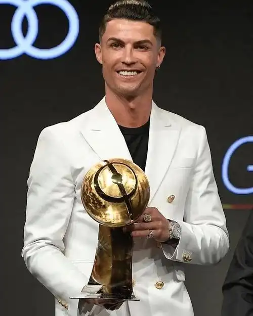 c罗梳起大背头的造型气场全开,把头发全部向后梳理造型就显得很大气