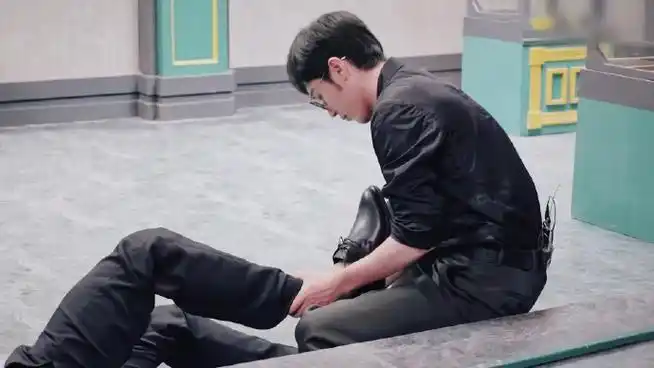 有点受不了这个身材,腰好细啊#白宇开始推理吧