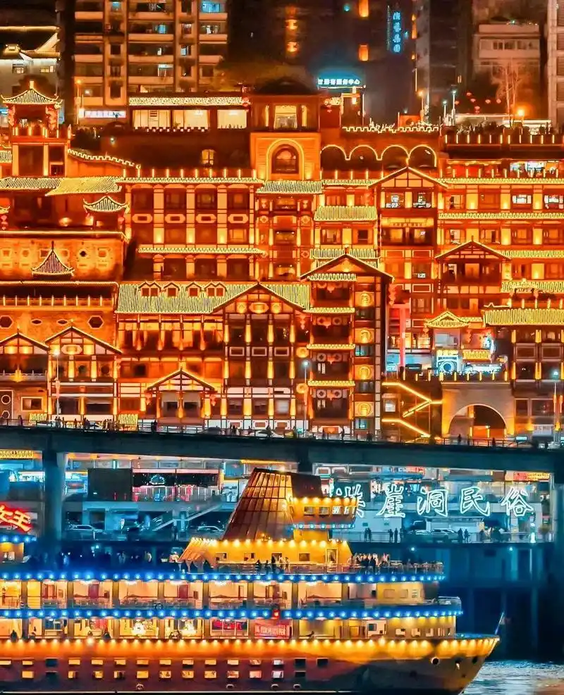 重庆洪崖洞.勒是雾都 是宫崎骏动画里现实版的千与千寻灯火珊 - 抖音