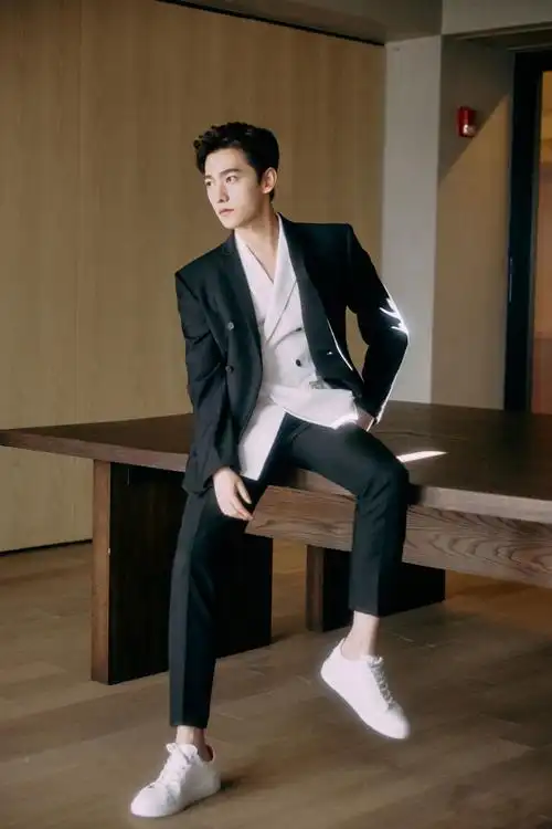 挺拔身形风度翩翩散发率性魅力,杨洋西装穿搭教科书!