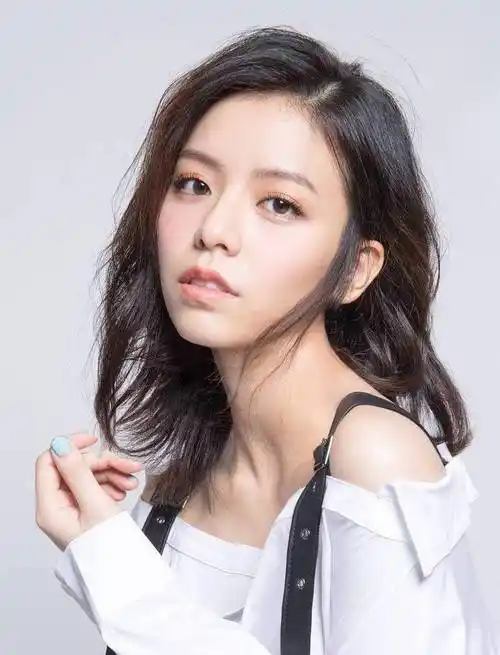 当前最美又人气最热闹的90后女艺人,15位最美小花,个个似仙女!