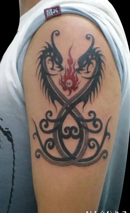 胳膊上的双龙戏珠纹身