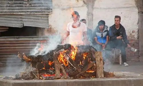 图一点美|加德满都圣河旁的烧尸人,印度教徒火葬仪式执行者