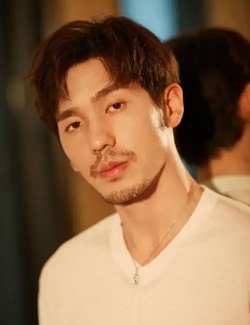 "宝藏演员"白宇:沉淀多年,低调恋爱,一人千面的剧抛脸_角色_生活_什么