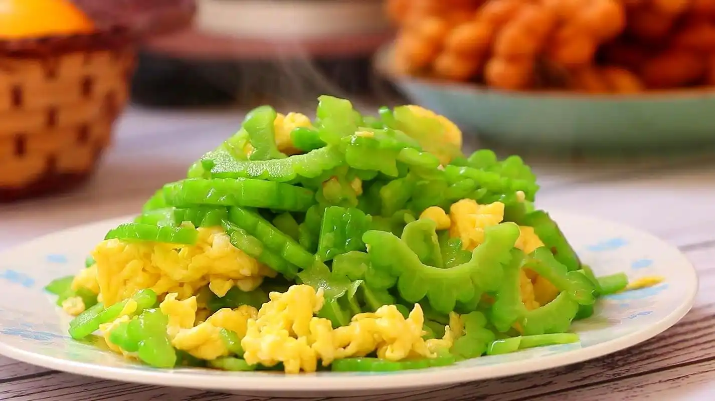 分享"苦瓜炒鸡蛋"的做法,苦瓜微苦色泽翠绿,技巧很简单