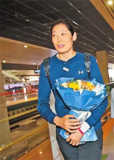 北京时间5月10日下午,河南女排国手朱婷乘坐高铁从北京返回家乡河南.