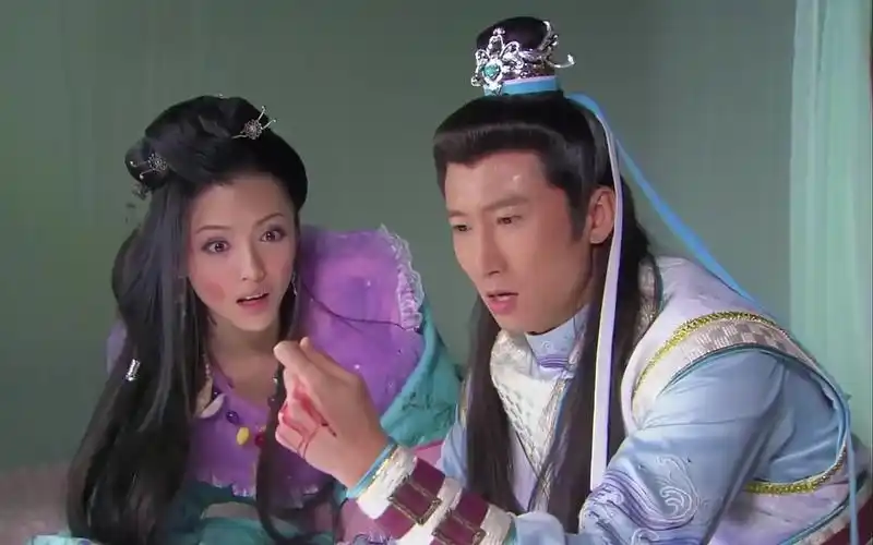 敖子龙为了救天鹅姑娘,拔下了一片护心龙鳞,怎料却被绿姬抢走了