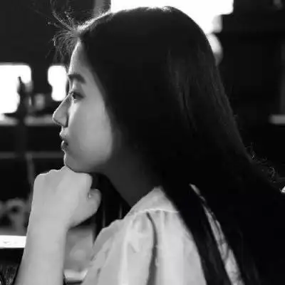 女生高冷侧脸黑白头像