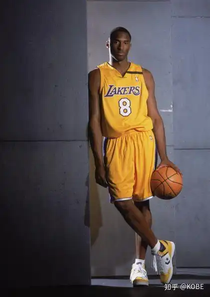 有没有科比穿八号球服的壁纸