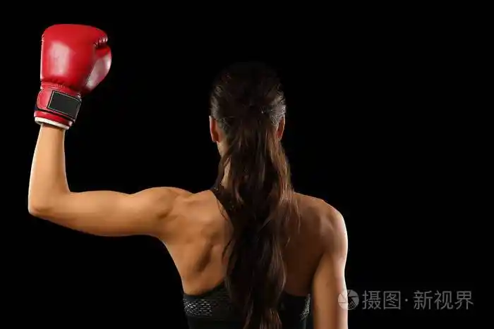 戴着黑色拳击手套的女强人