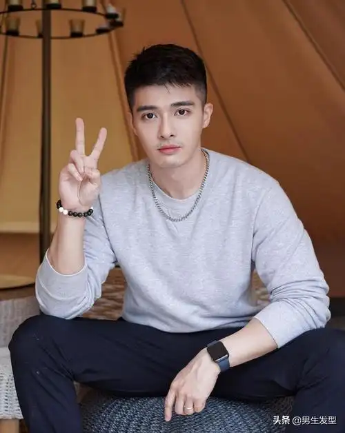 长圆形脸男生适合什么样的发型,我还是大学生,推荐几款发型吧!