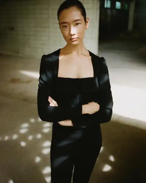 新品黑色复古方领口袋修饰开襟上衣,梯形方领视觉上收窄肩部线条感