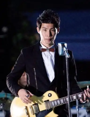 是南拳妈妈的巨炮,也是台湾本土的谐星天王小钟(钟昀呈)的弟弟