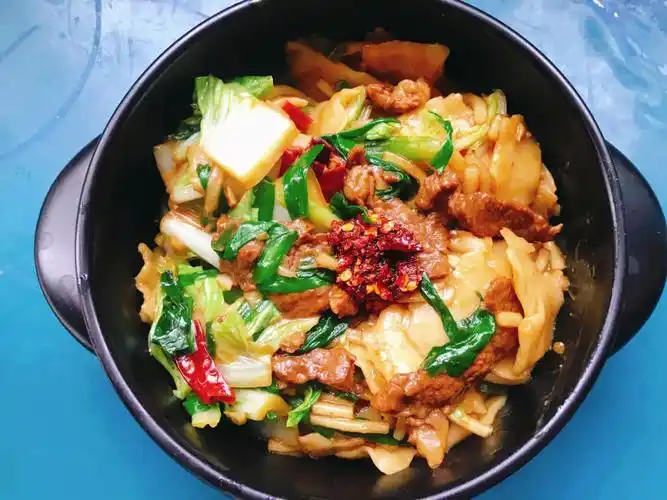 有滋有味的西北美食牛肉蔬菜炒面片